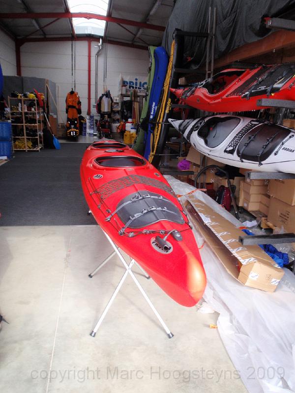 Our kayak just out of the box. Notre kayak qui vient de sortir de son emballage..jpg